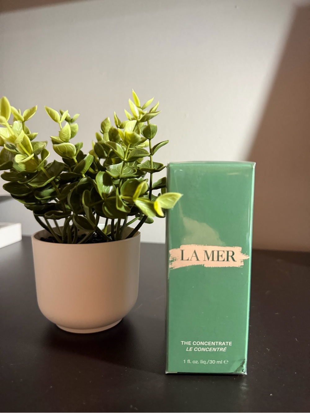 La Mer The Concentrate - Deep Green Serum Bottle
